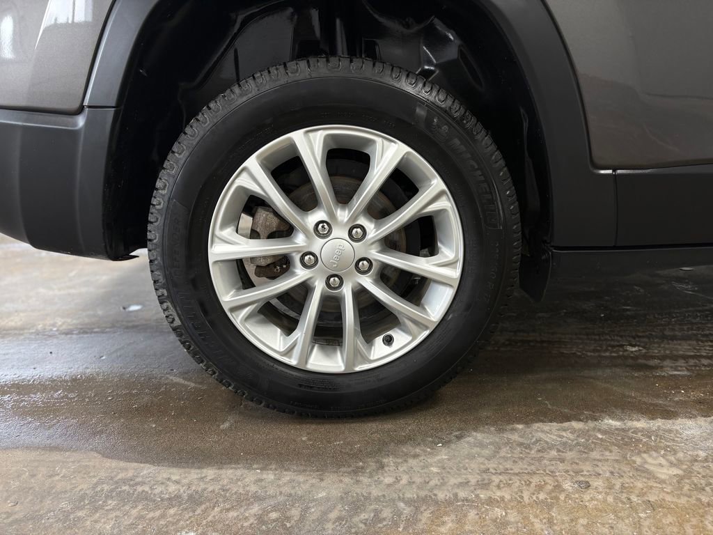 Used 2019 Jeep Cherokee Latitude w/ Cold Weather Group image 31