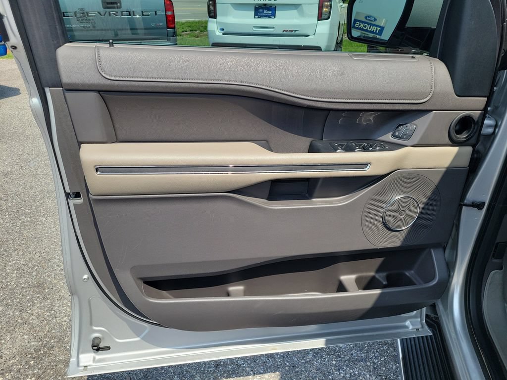 Used 2018 Ford Expedition XLT w/ Equipment Group 202A RWD image 20
