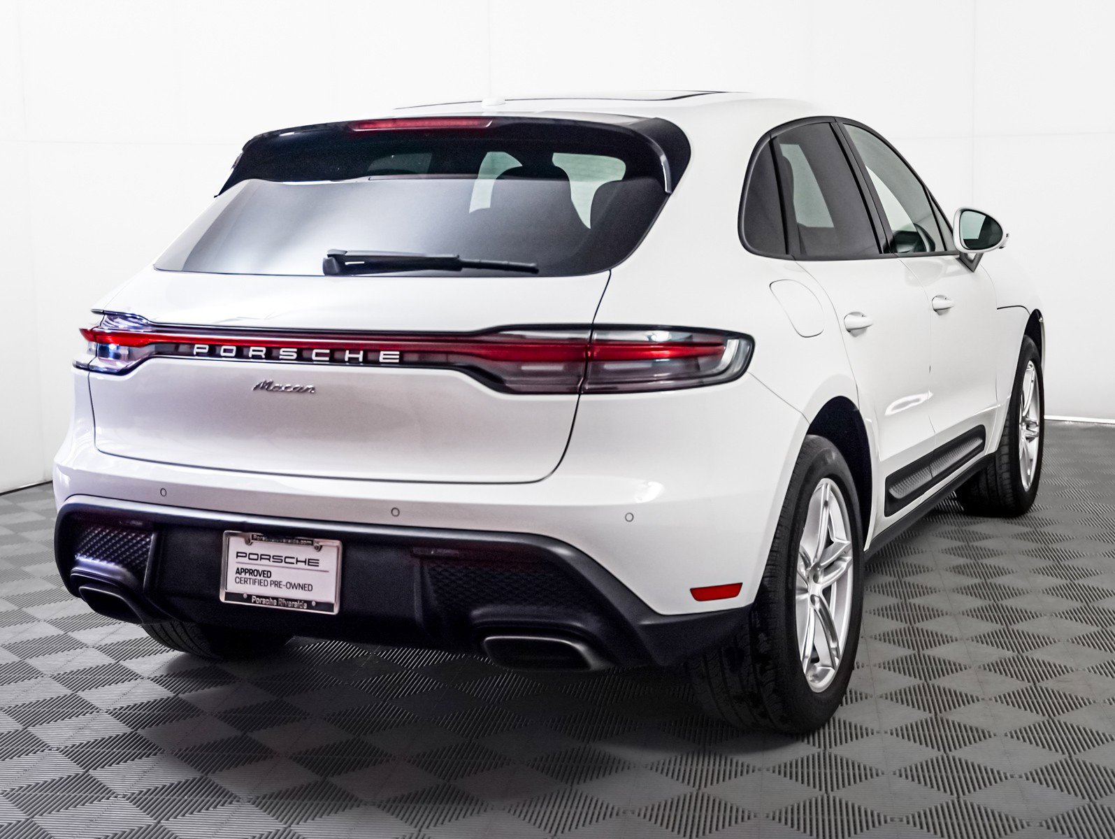 Certified 2024 Porsche Macan image 10