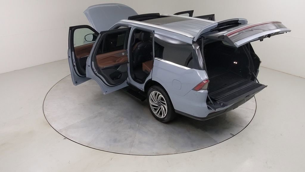 Used 2025 Lincoln Navigator Reserve image 57