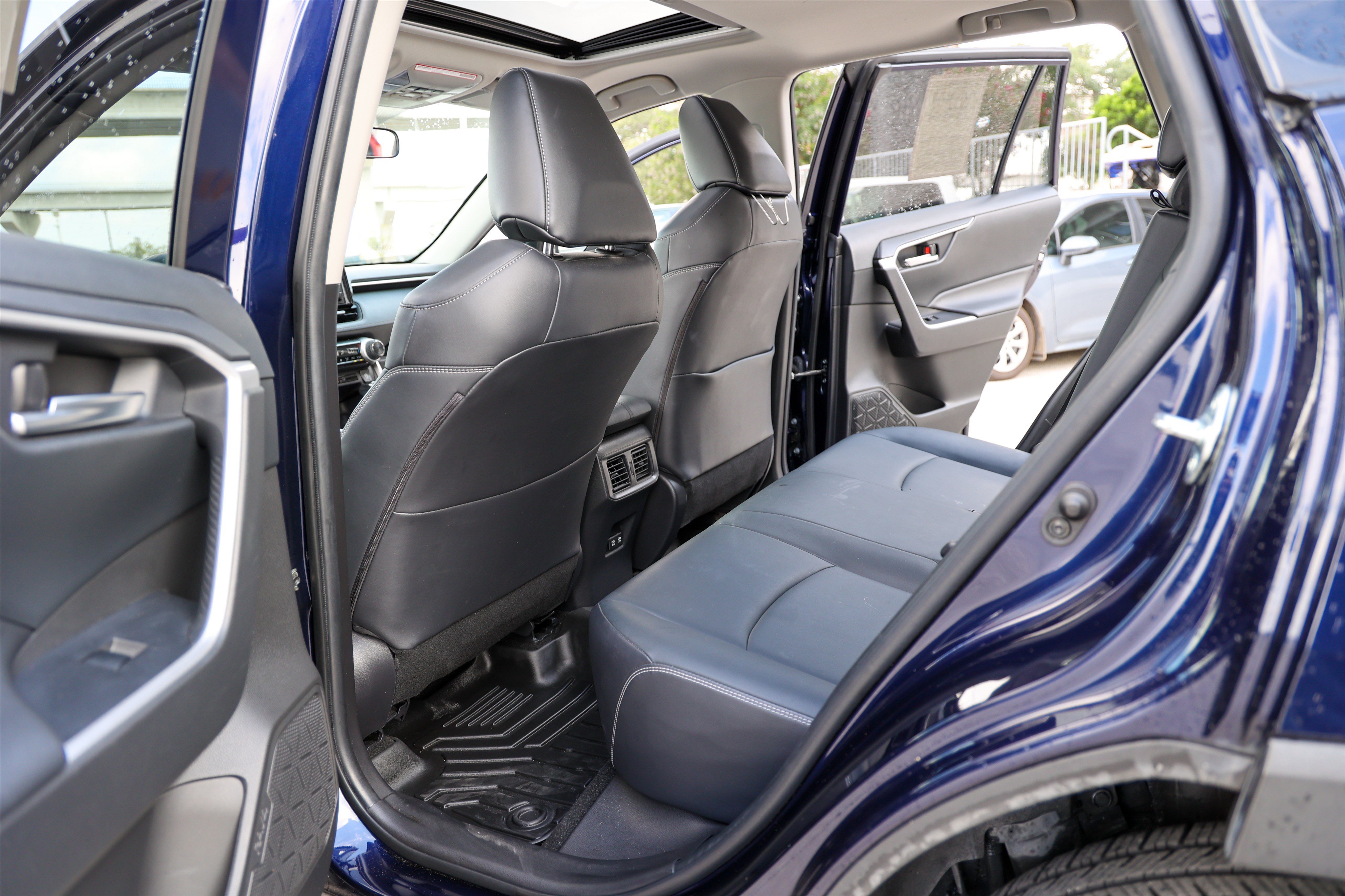 Used 2020 Toyota RAV4 XLE Premium FWD image 36