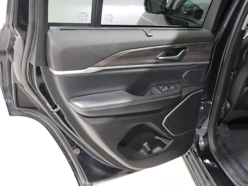 Used 2023 Jeep Grand Cherokee Limited w/ Luxury Tech Group II AWD/4WD image 17