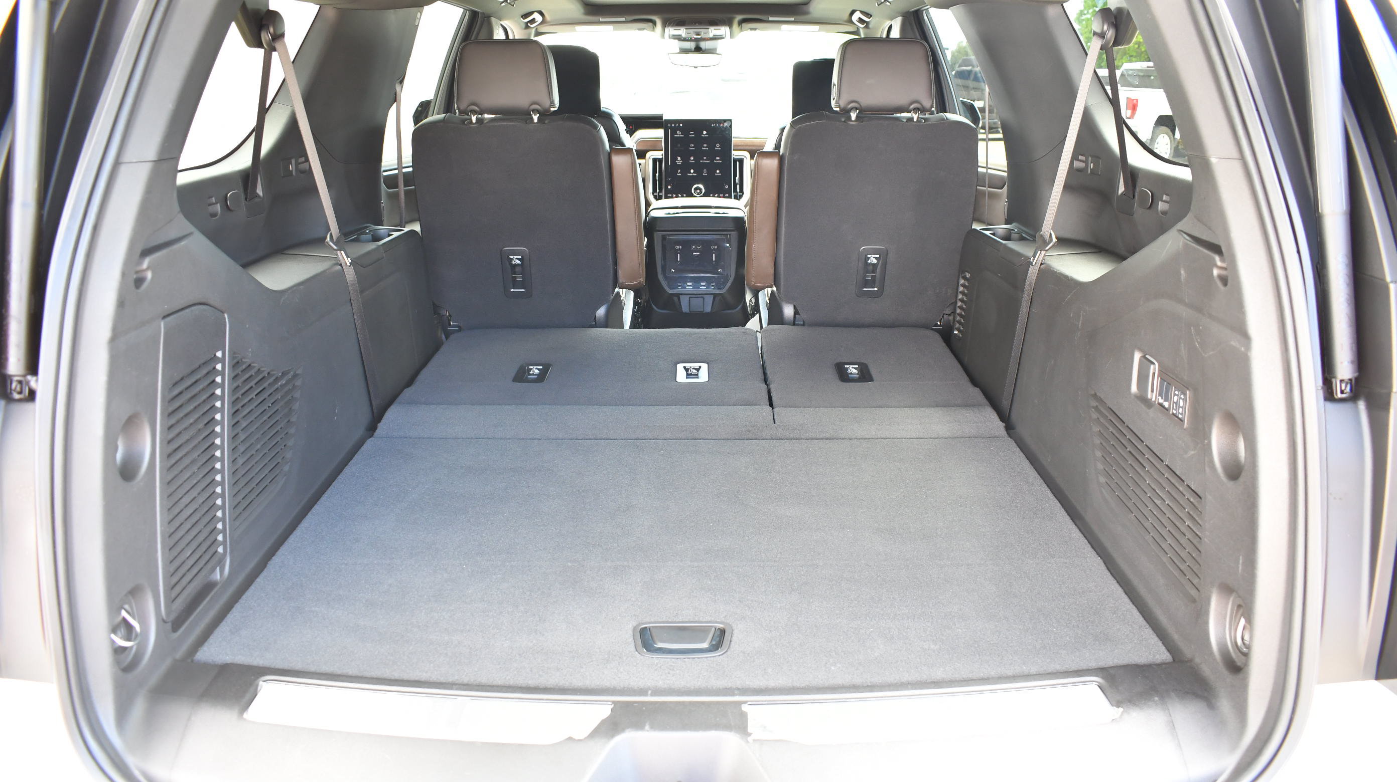 Used 2025 GMC Yukon XL Denali Ultimate AWD/4WD image 10