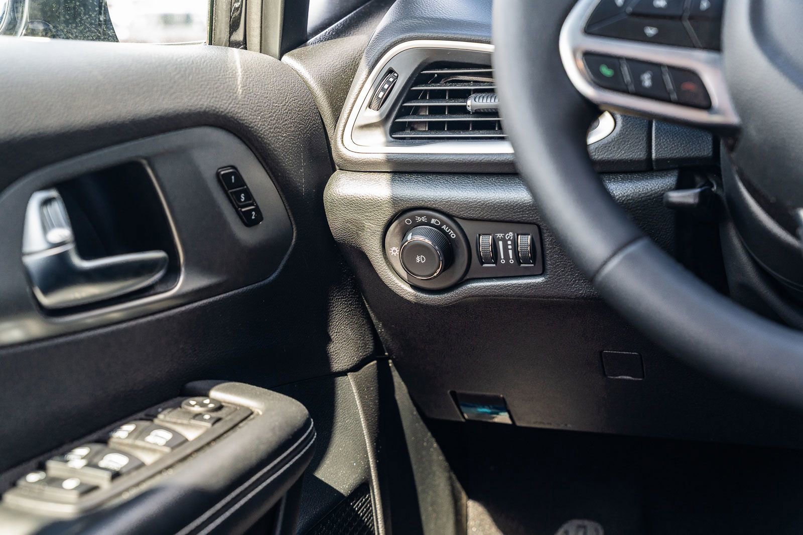 Used 2025 Chrysler Pacifica Select image 29