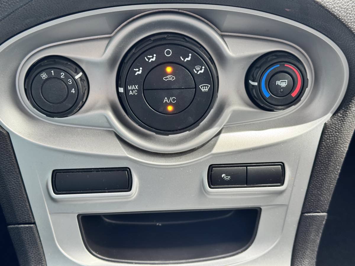Used 2016 Ford Fiesta SE FWD image 46