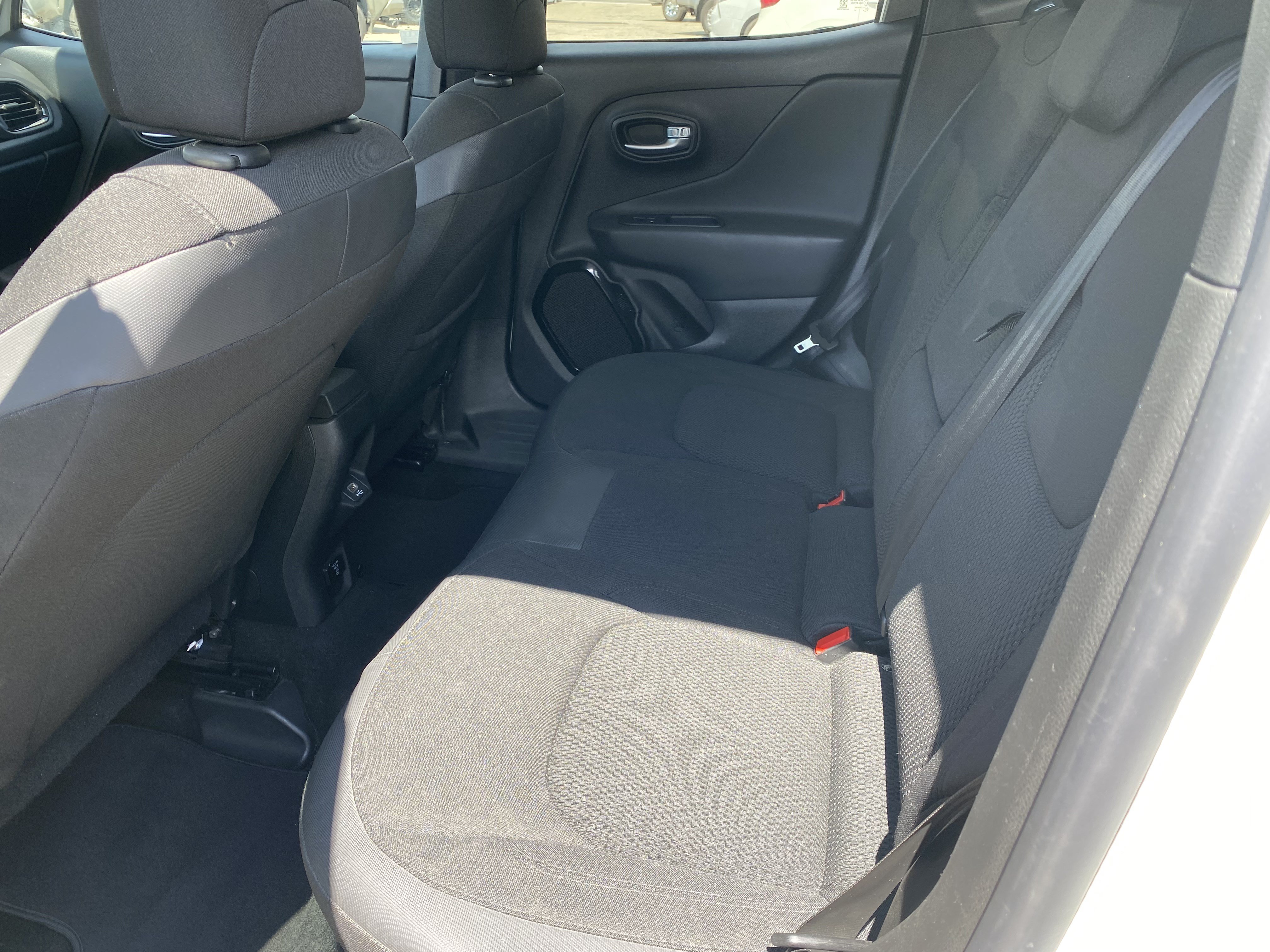 Used 2018 Jeep Renegade Altitude w/ UConnect 8.4 Nav Group FWD image 16