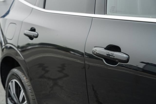 Certified 2023 Volvo XC60 B5 Plus w/ Climate Package AWD/4WD image 17