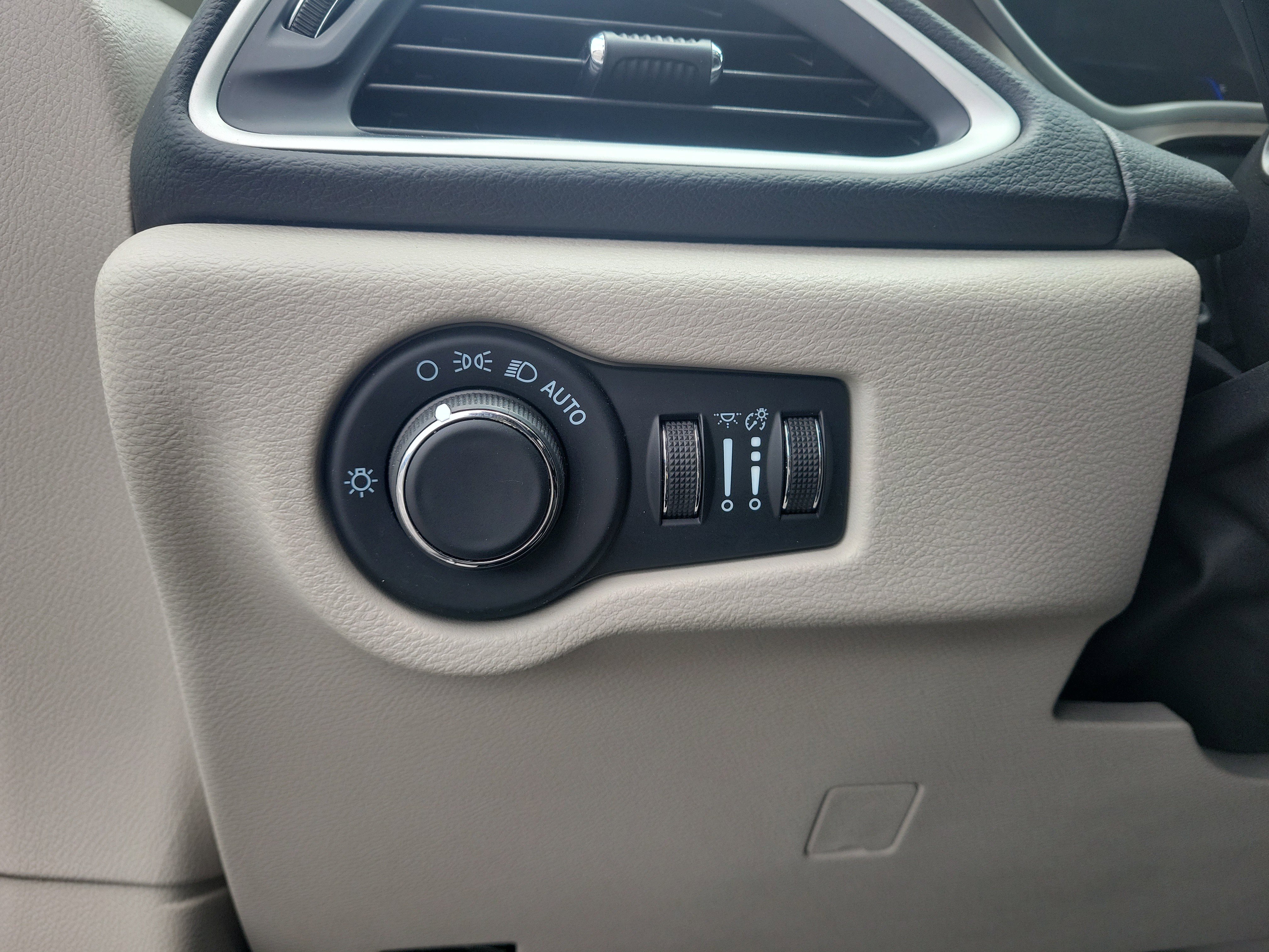Used 2023 Chrysler Voyager LX FWD image 20