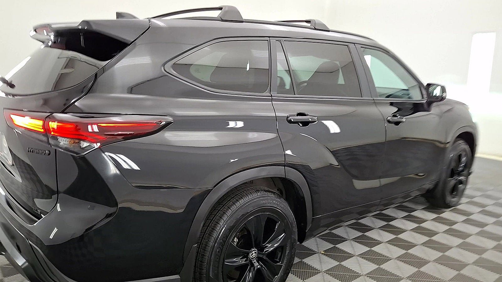 Certified 2024 Toyota Highlander XLE AWD/4WD image 4