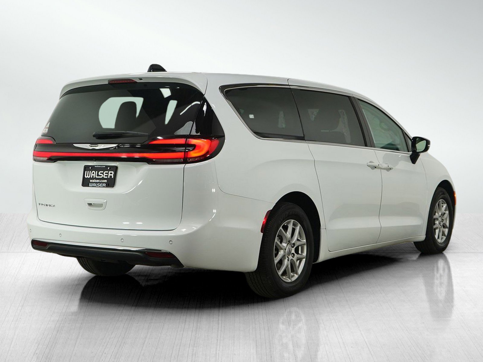 Used 2024 Chrysler Pacifica Touring-L image 5