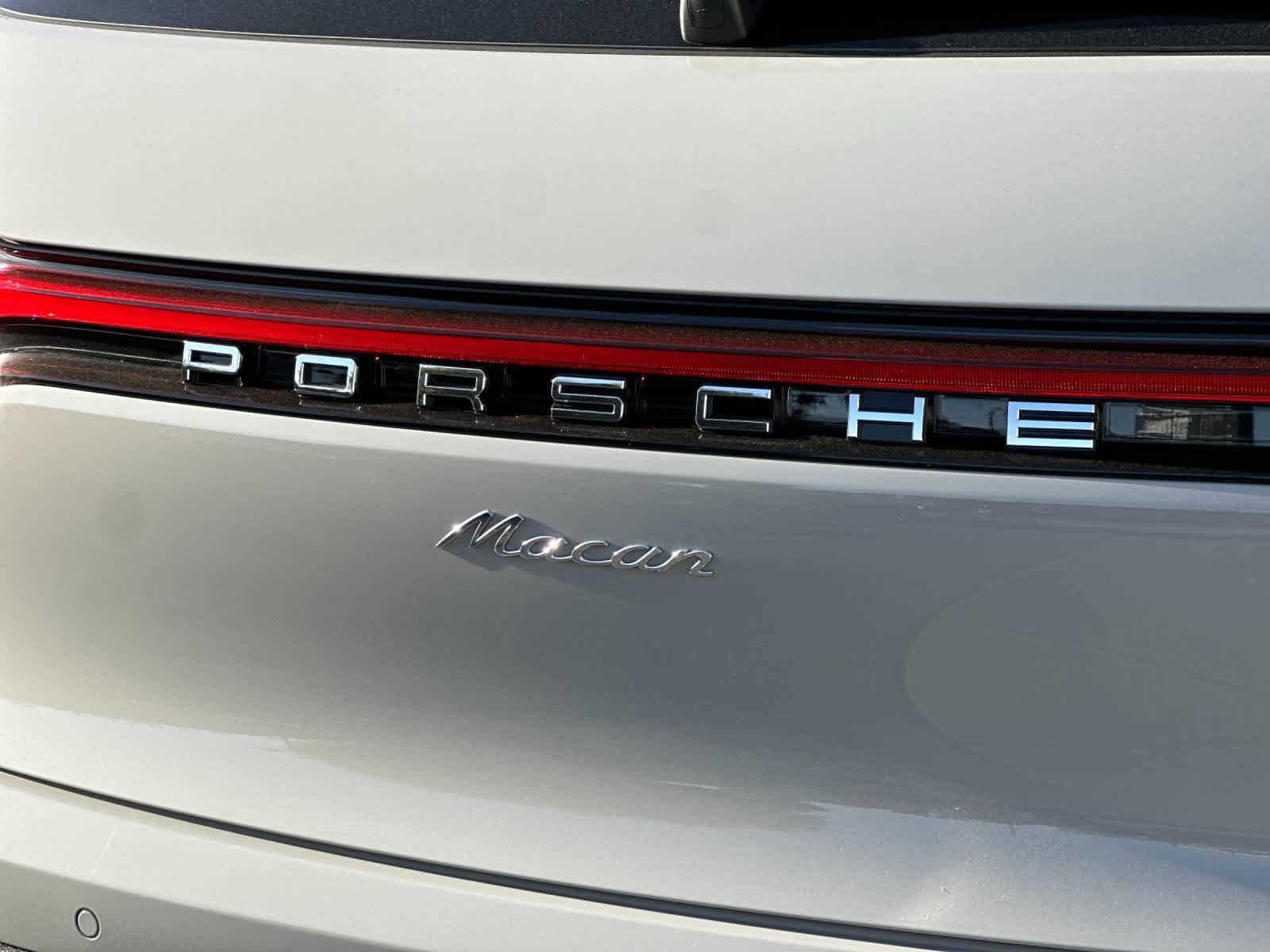 Certified 2025 Porsche Macan AWD/4WD image 31