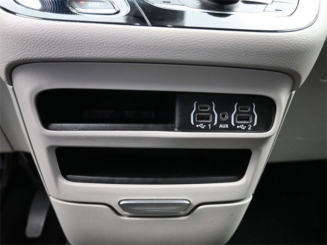 Used 2024 Chrysler Pacifica Touring-L image 17