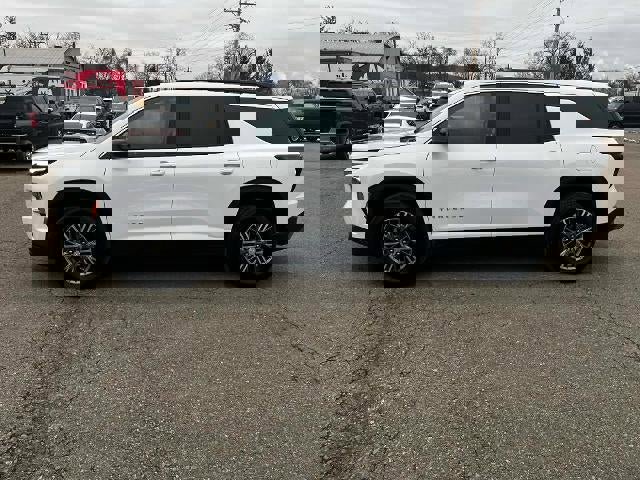 Used 2025 Chevrolet Traverse LT image 4