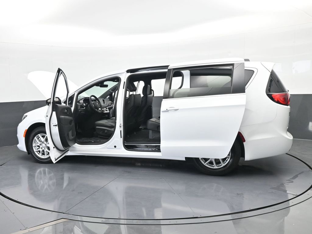 Used 2026 Chrysler Voyager LX image 71