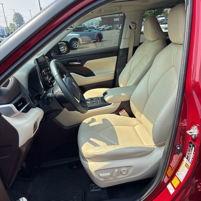 Used 2022 Toyota Highlander XLE AWD/4WD image 6