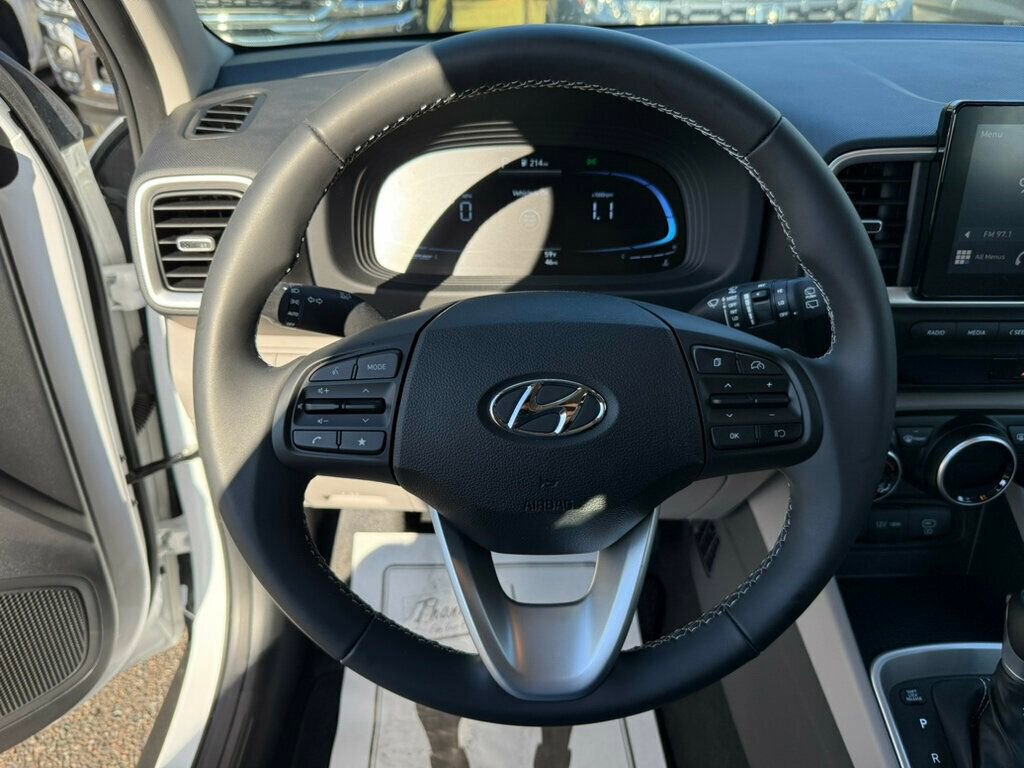 Used 2025 Hyundai Venue SEL image 5