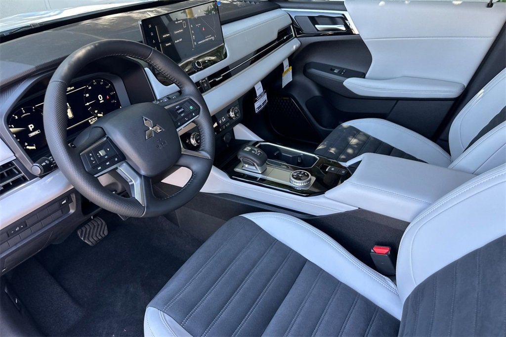 New 2025 Mitsubishi Outlander SE image 11