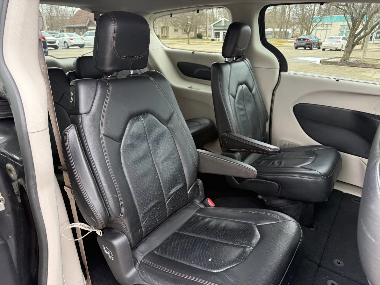 Used 2020 Chrysler Pacifica Touring-L FWD image 29