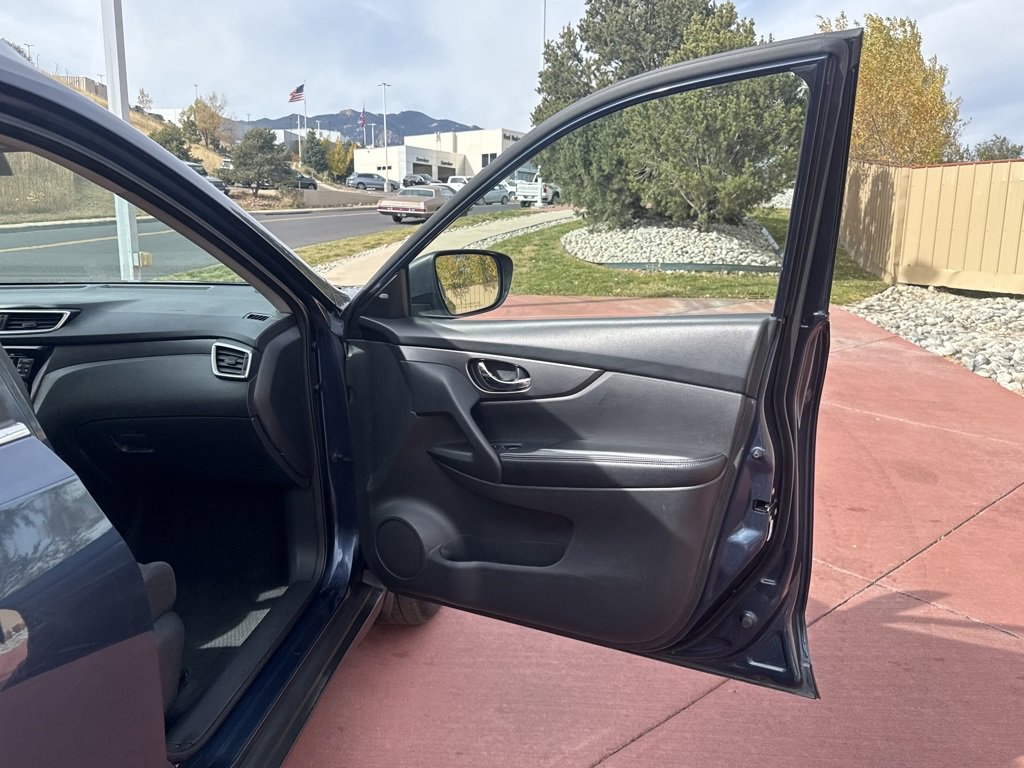 Used 2015 Nissan Rogue SV w/ SV Premium Package image 26