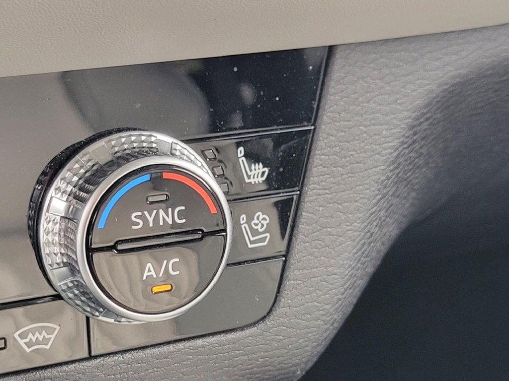 Used 2025 Mitsubishi Outlander AWD image 12