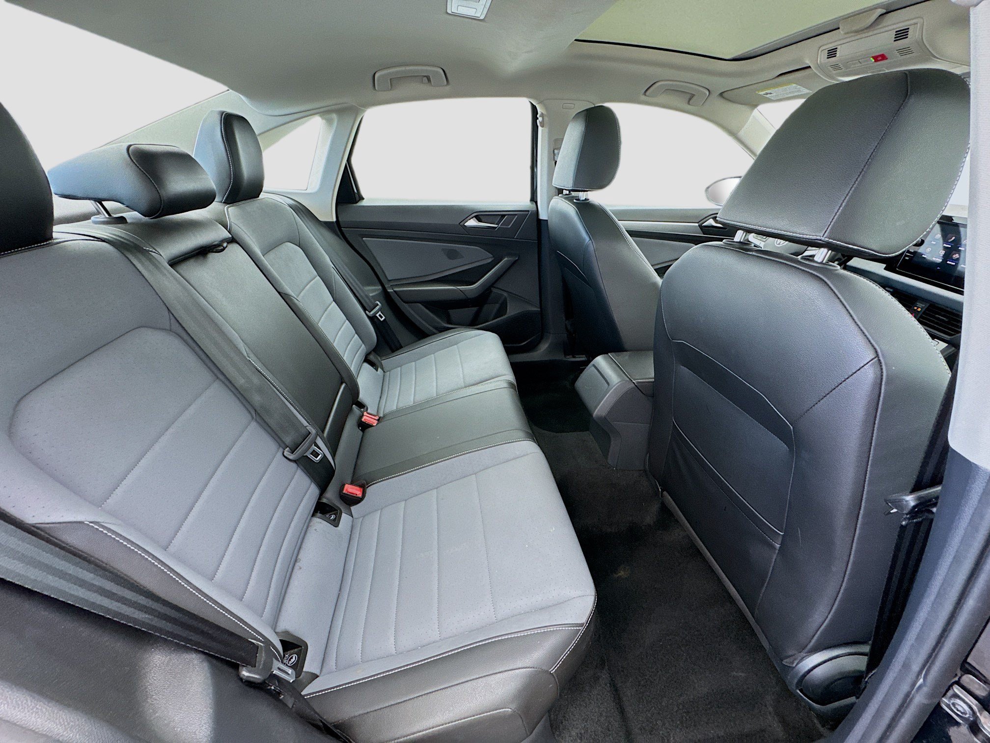 Used 2025 Volkswagen Jetta SE FWD image 18