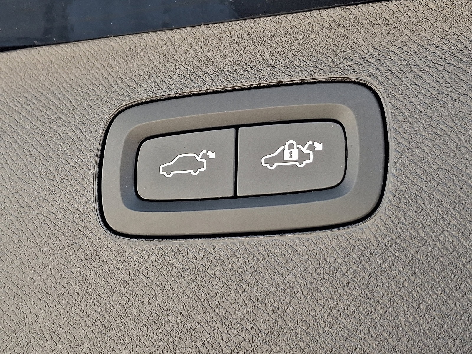 Certified 2024 Volvo XC90 B6 Plus w/ Protection Package image 33