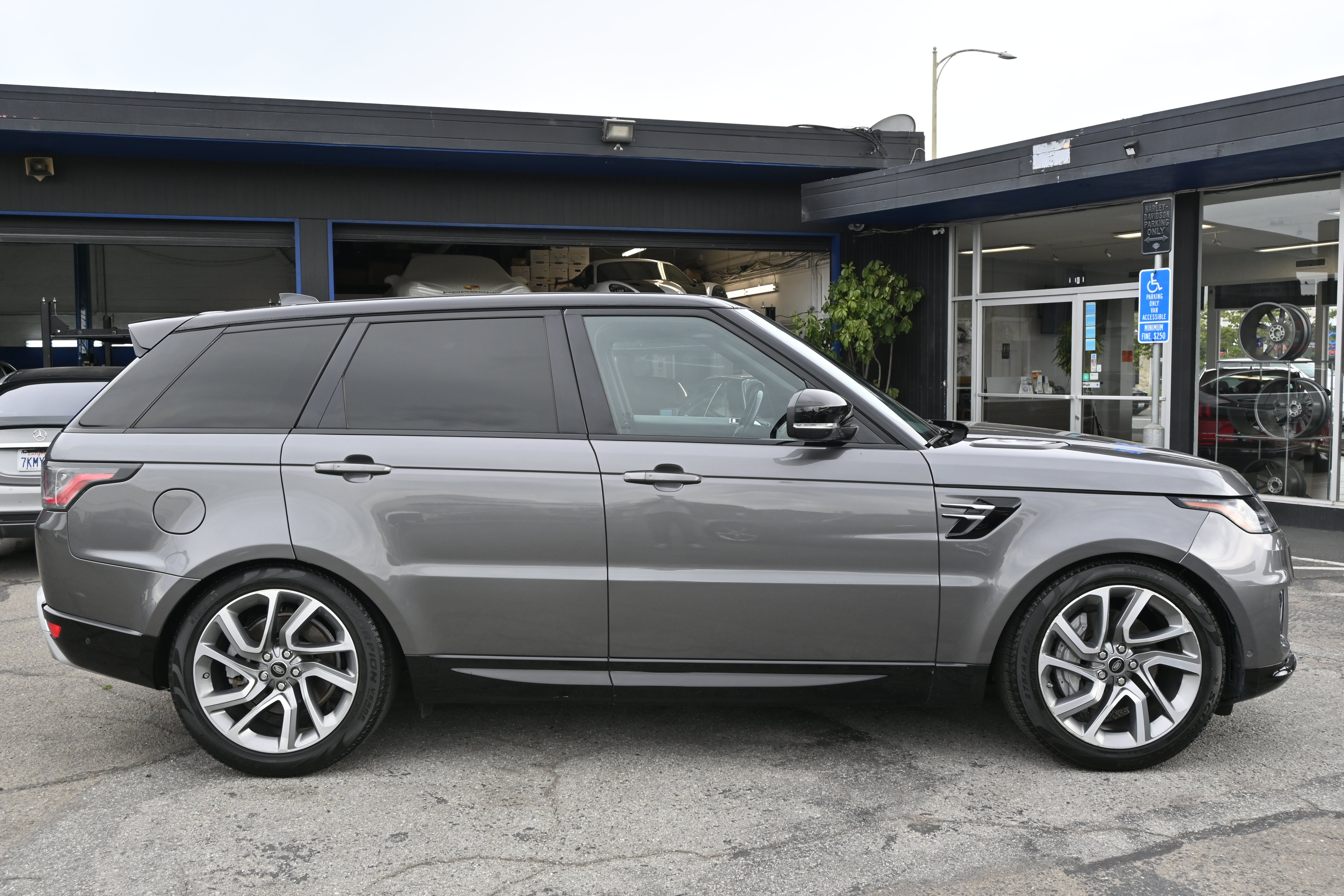 Used 2018 Land Rover Range Rover Sport HSE AWD/4WD image 4