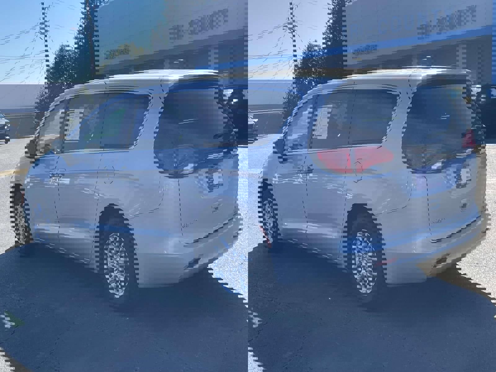 Used 2024 Chrysler Voyager LX image 5