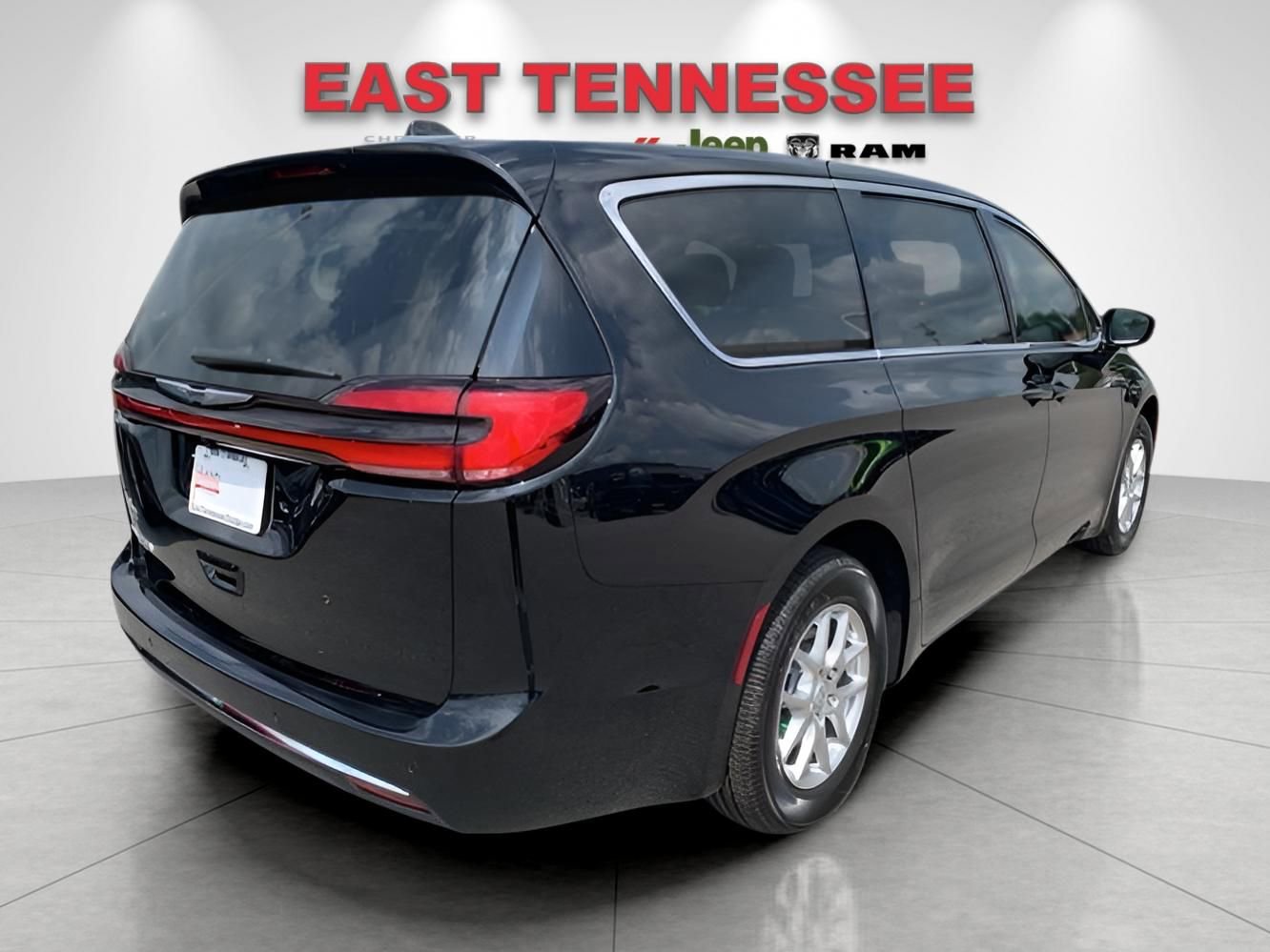 New 2026 Chrysler Pacifica Select image 3