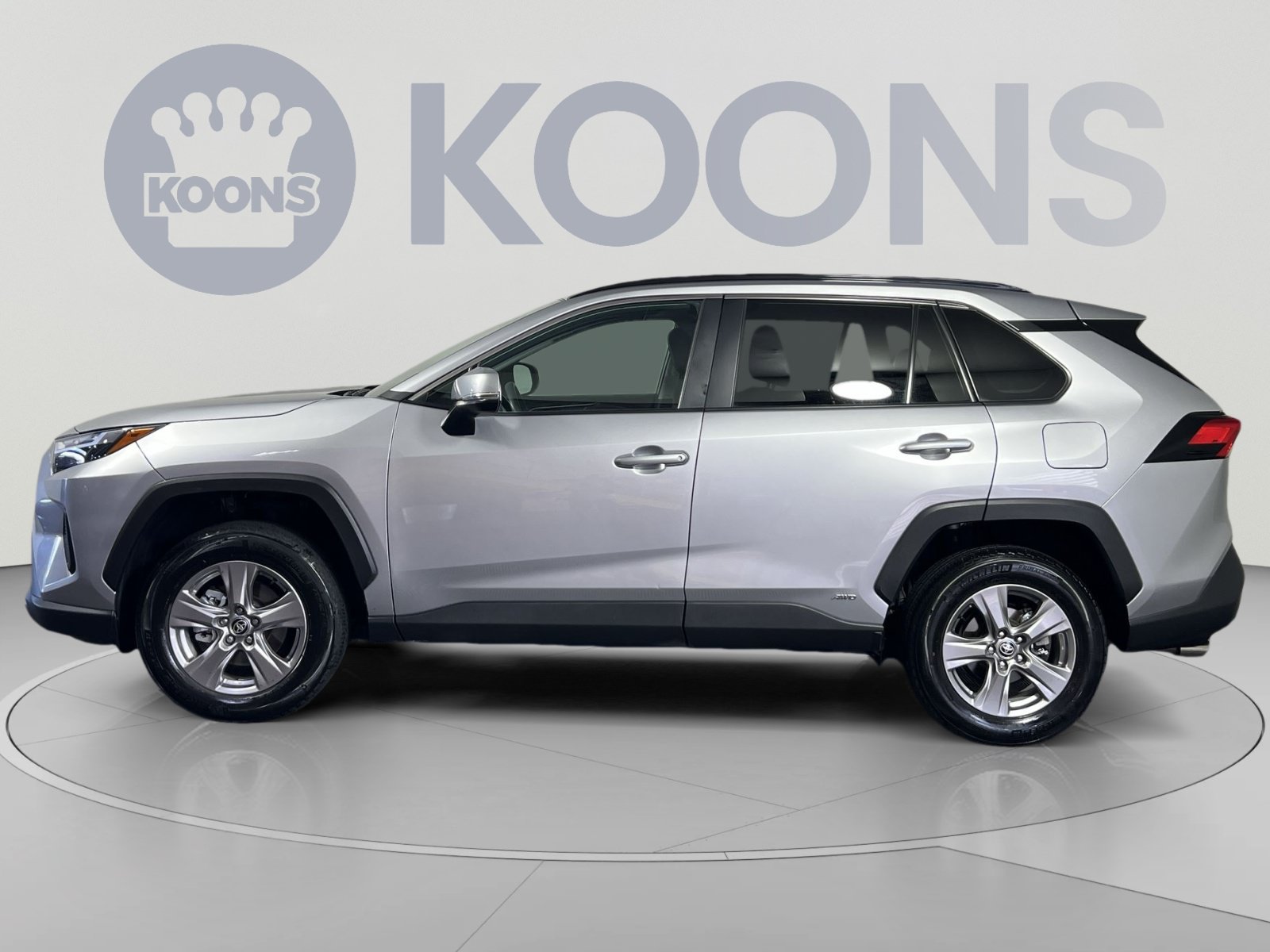 Used 2025 Toyota RAV4 XLE AWD/4WD image 2