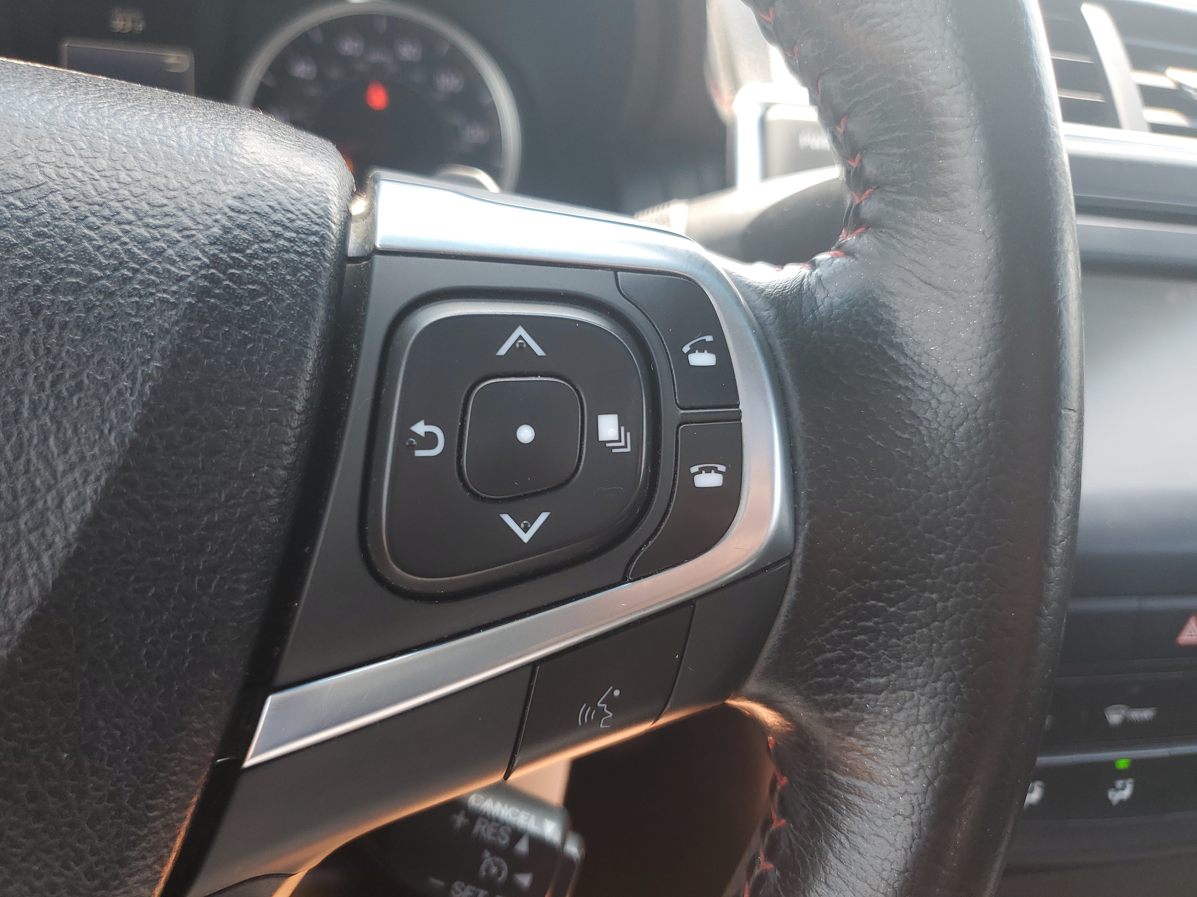 Used 2015 Toyota Camry SE w/ Moonroof Package FWD image 23