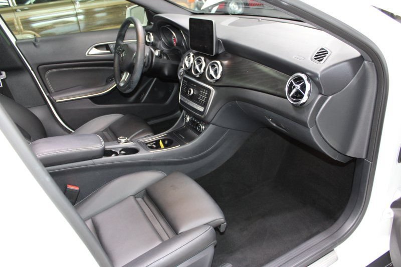 Used 2019 Mercedes-Benz GLA 250 4MATIC w/ Premium Package image 8