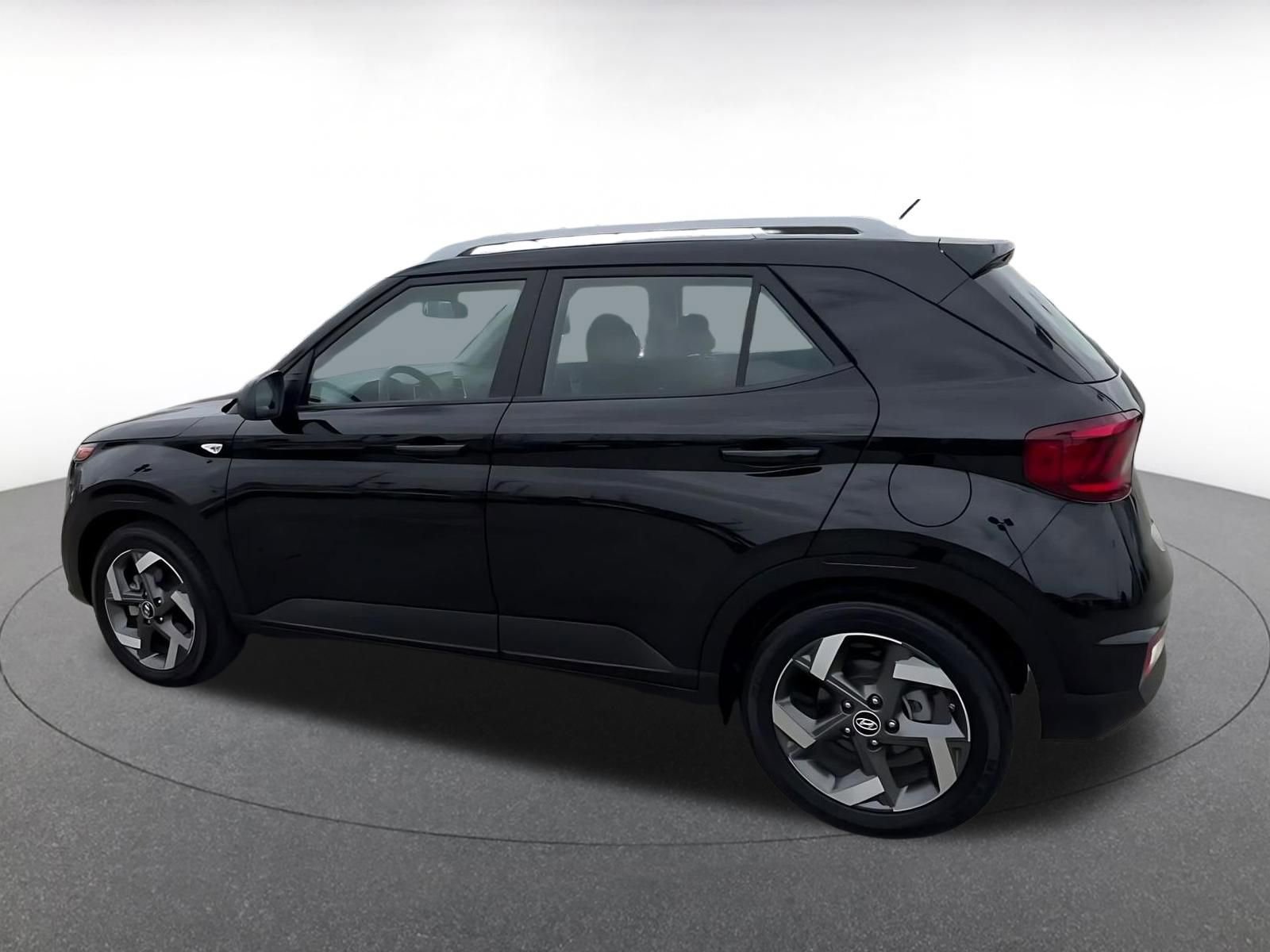 Used 2025 Hyundai Venue SEL FWD image 16