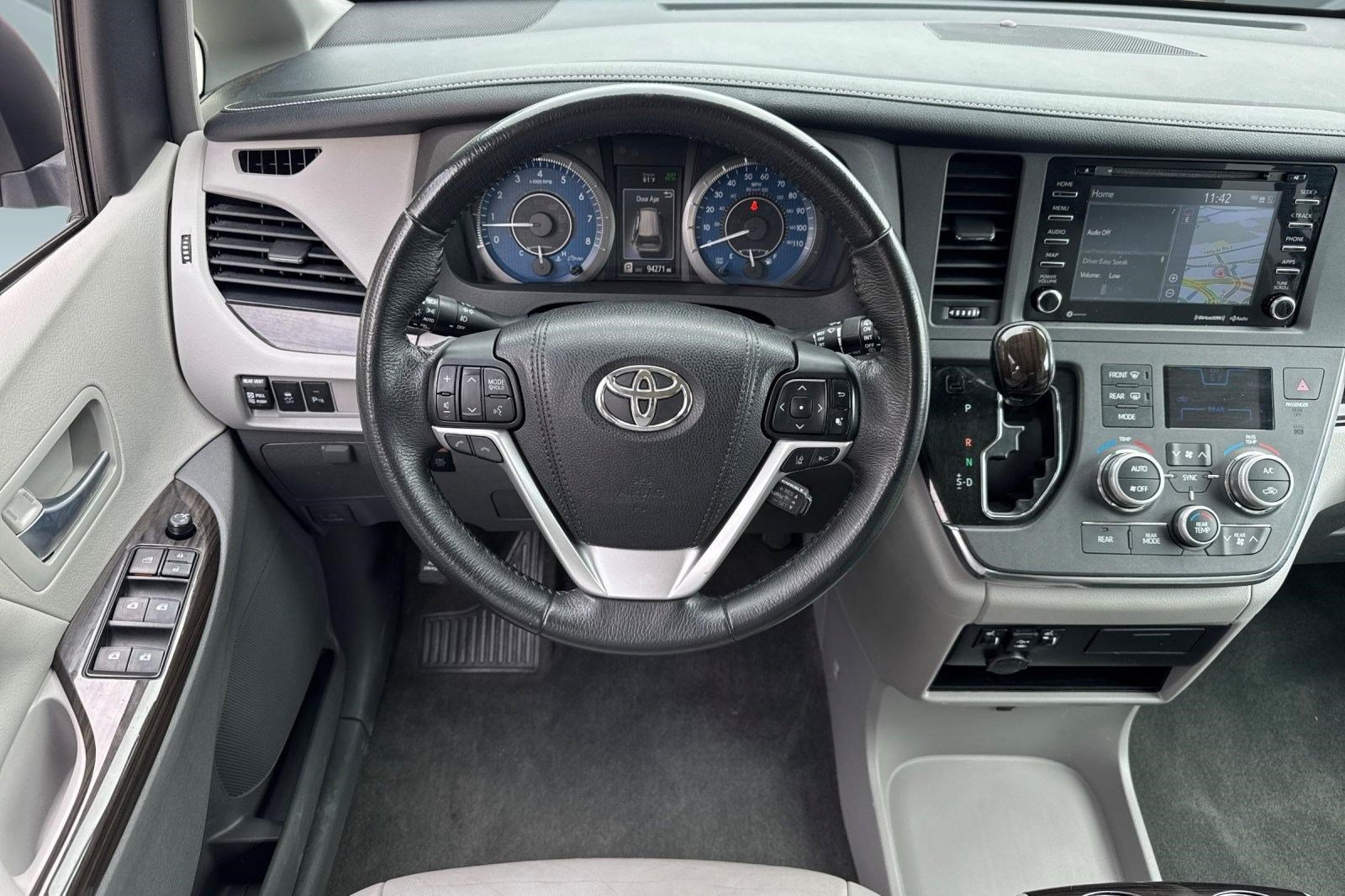 Used 2018 Toyota Sienna XLE w/ XLE Navigation Package FWD image 31