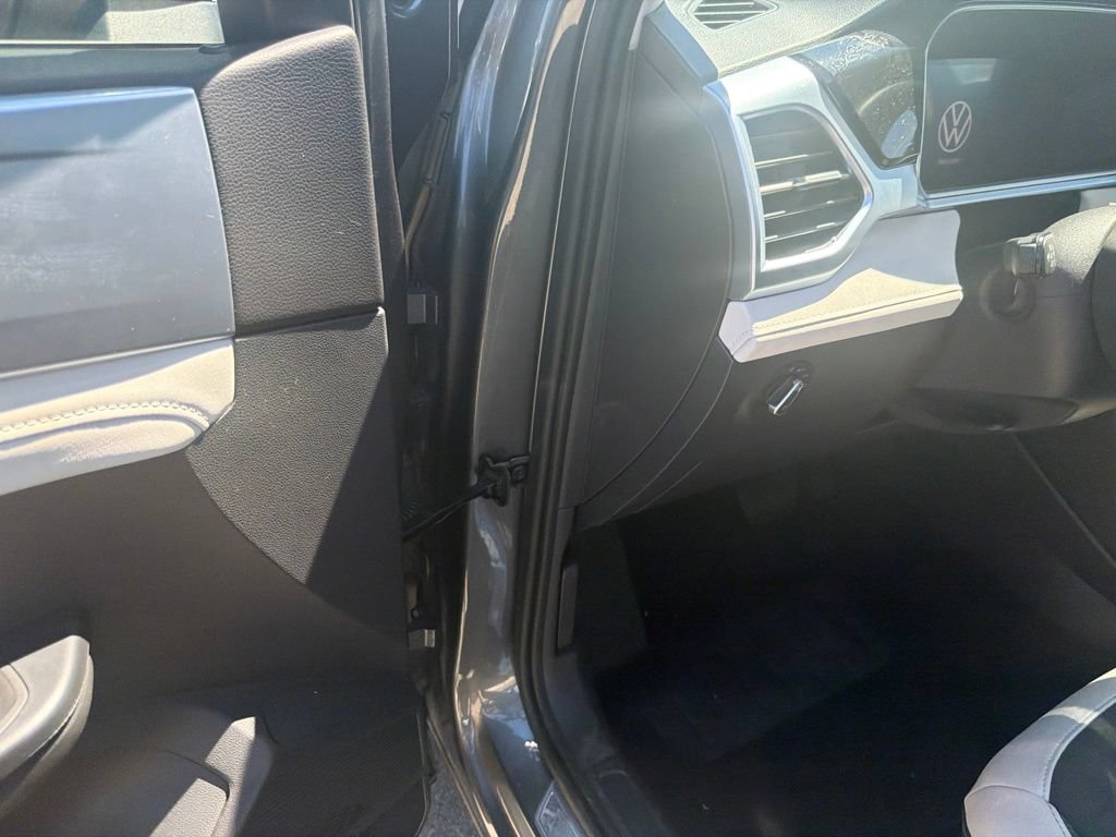 Used 2025 Volkswagen Taos SE AWD/4WD image 12