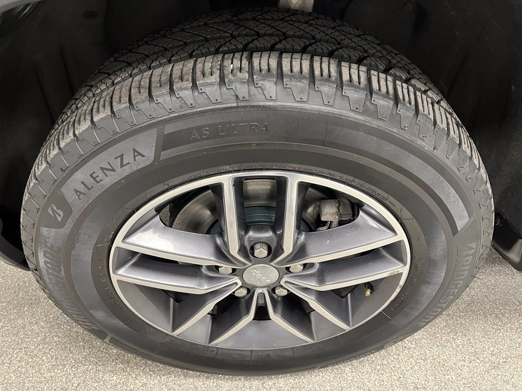 Used 2018 Jeep Grand Cherokee Limited AWD/4WD image 15