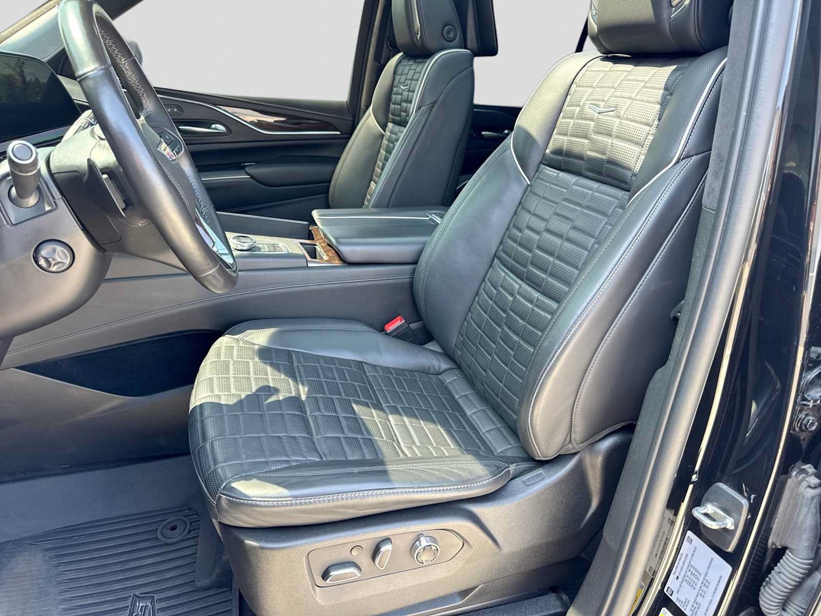 Used 2023 Cadillac Escalade Sport Platinum w/ LPO, ONYX Package AWD/4WD image 15