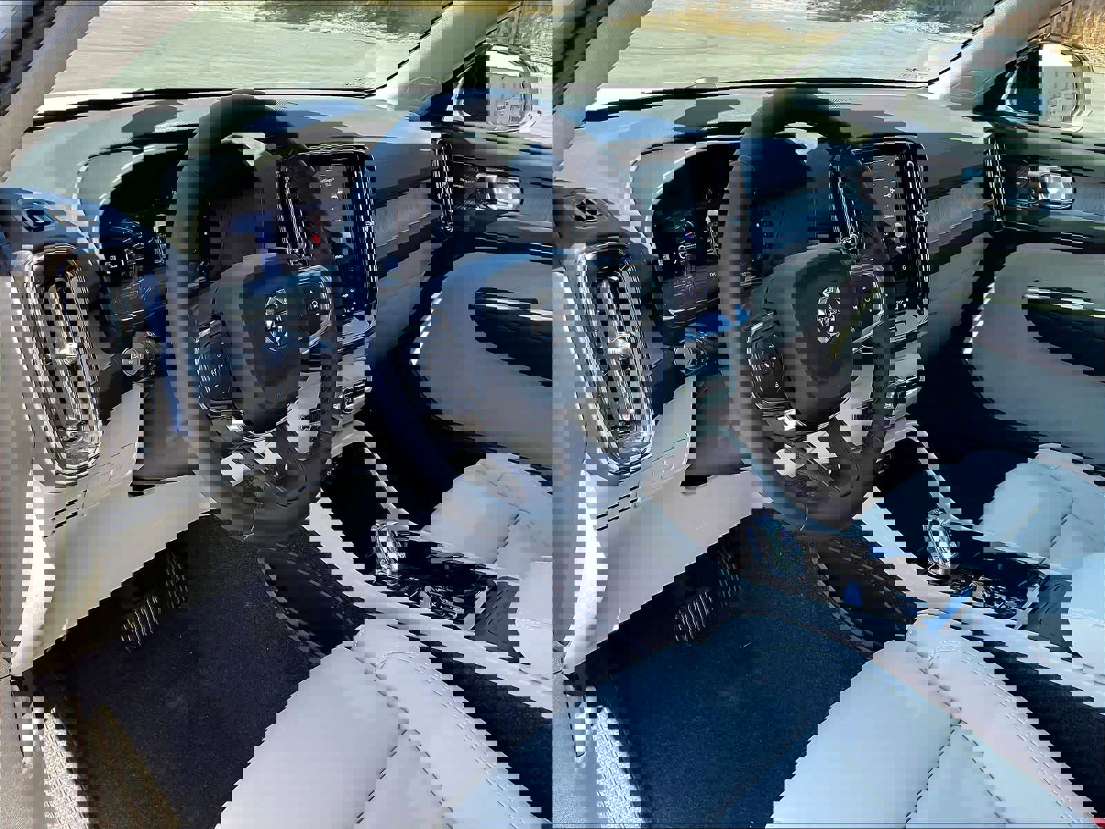 New 2026 Volvo XC40 B5 Ultra w/ Climate Package image 8