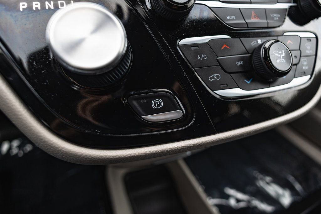 Used 2024 Chrysler Pacifica Touring-L image 18