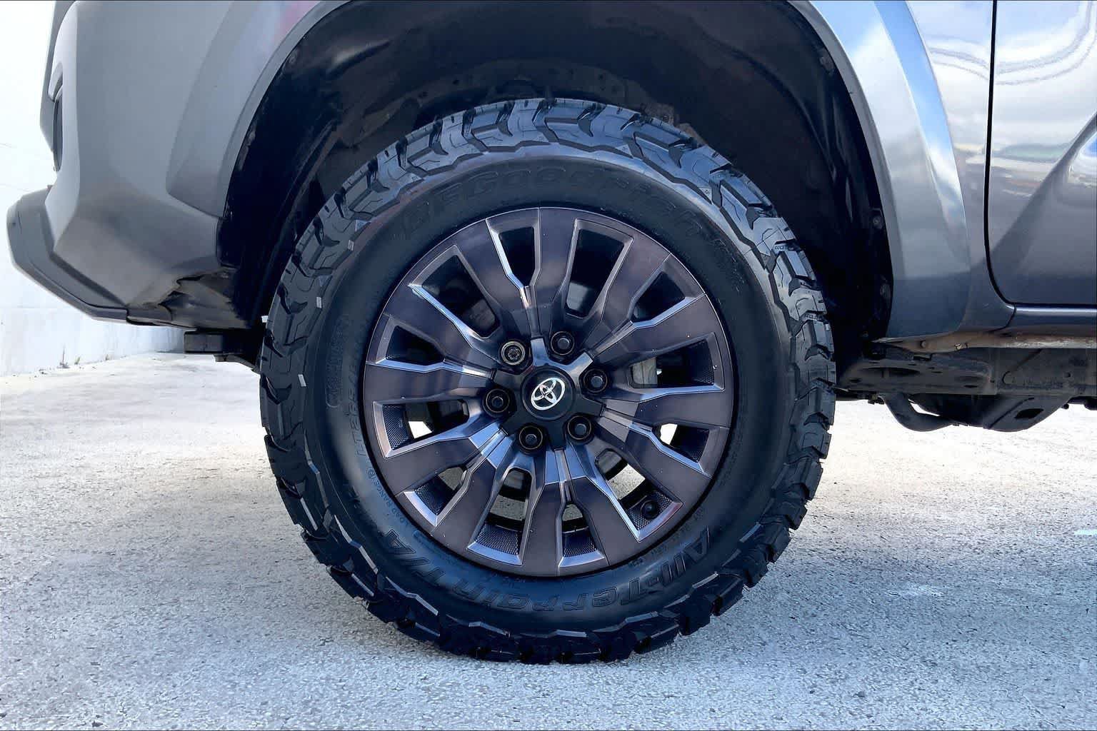 Used 2022 Toyota Tacoma Limited AWD/4WD image 8