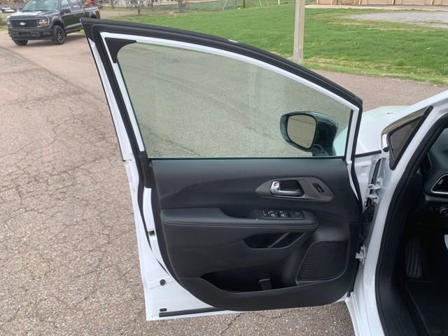 Used 2025 Chrysler Pacifica Select image 10