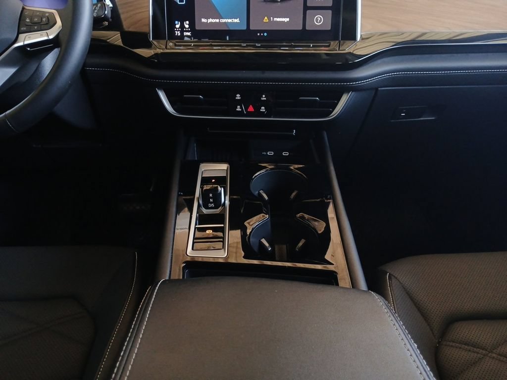 Used 2025 Volkswagen Atlas SE FWD image 11