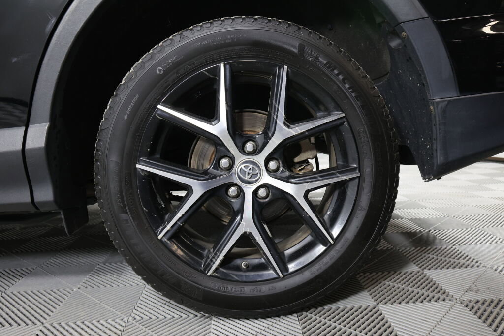 Used 2016 Toyota RAV4 SE image 8