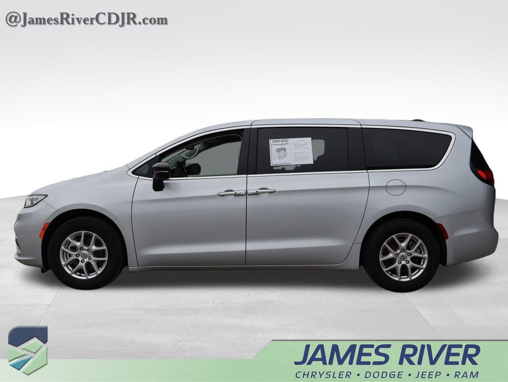 Used 2024 Chrysler Pacifica Touring-L image 2