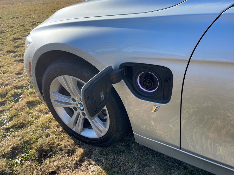 Used 2017 BMW 330e w/ Technology Package RWD image 29