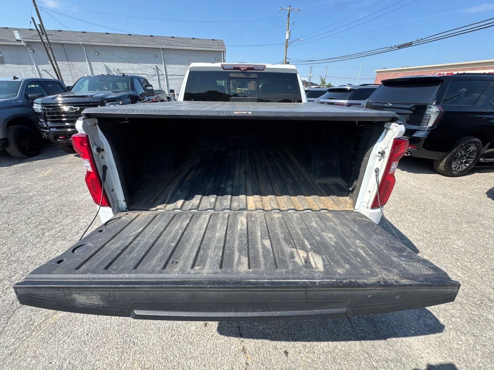 Used 2020 Chevrolet Silverado 1500 High Country w/ Technology Package AWD/4WD image 32