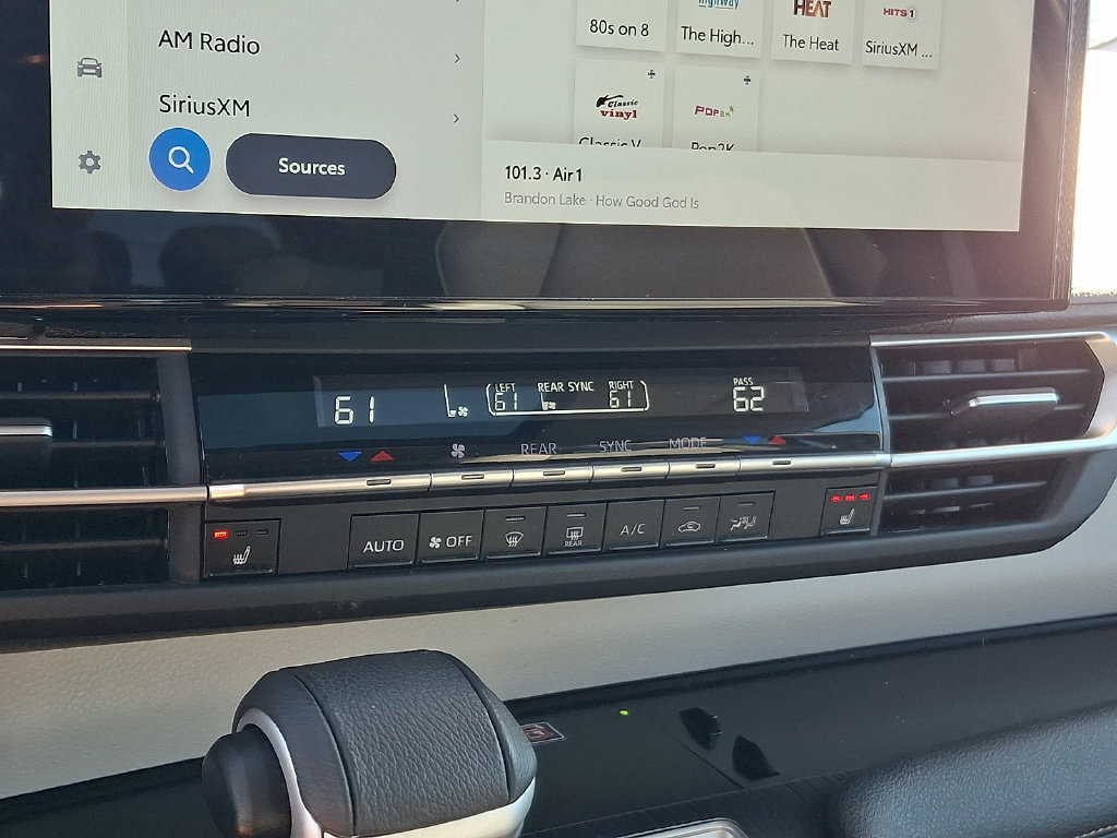 Certified 2026 Toyota Sienna XLE FWD image 24
