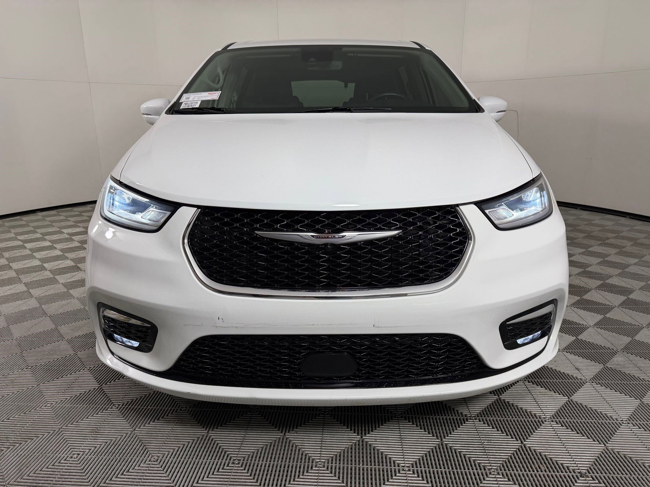 Used 2022 Chrysler Pacifica Touring-L image 6