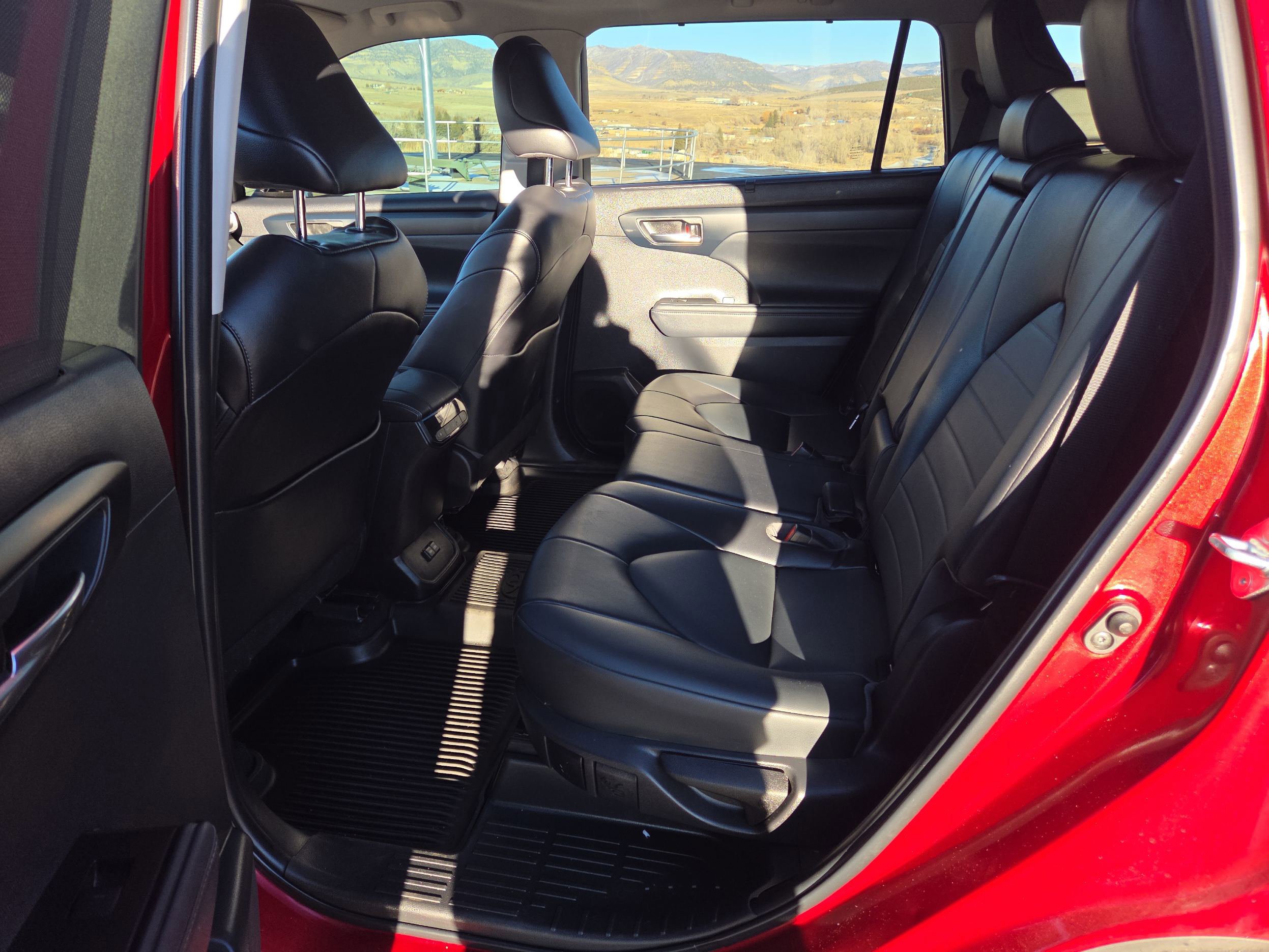 Used 2022 Toyota Highlander XLE image 10