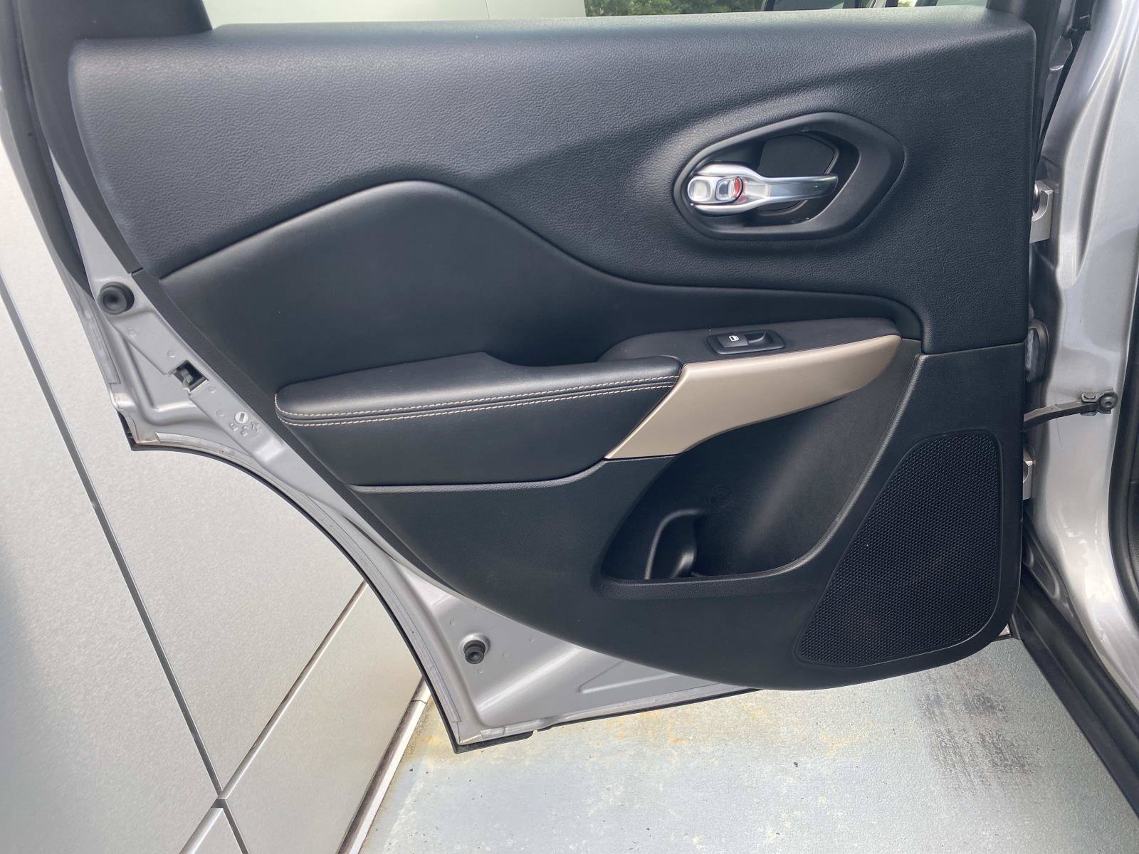 Used 2018 Jeep Cherokee Limited FWD image 13